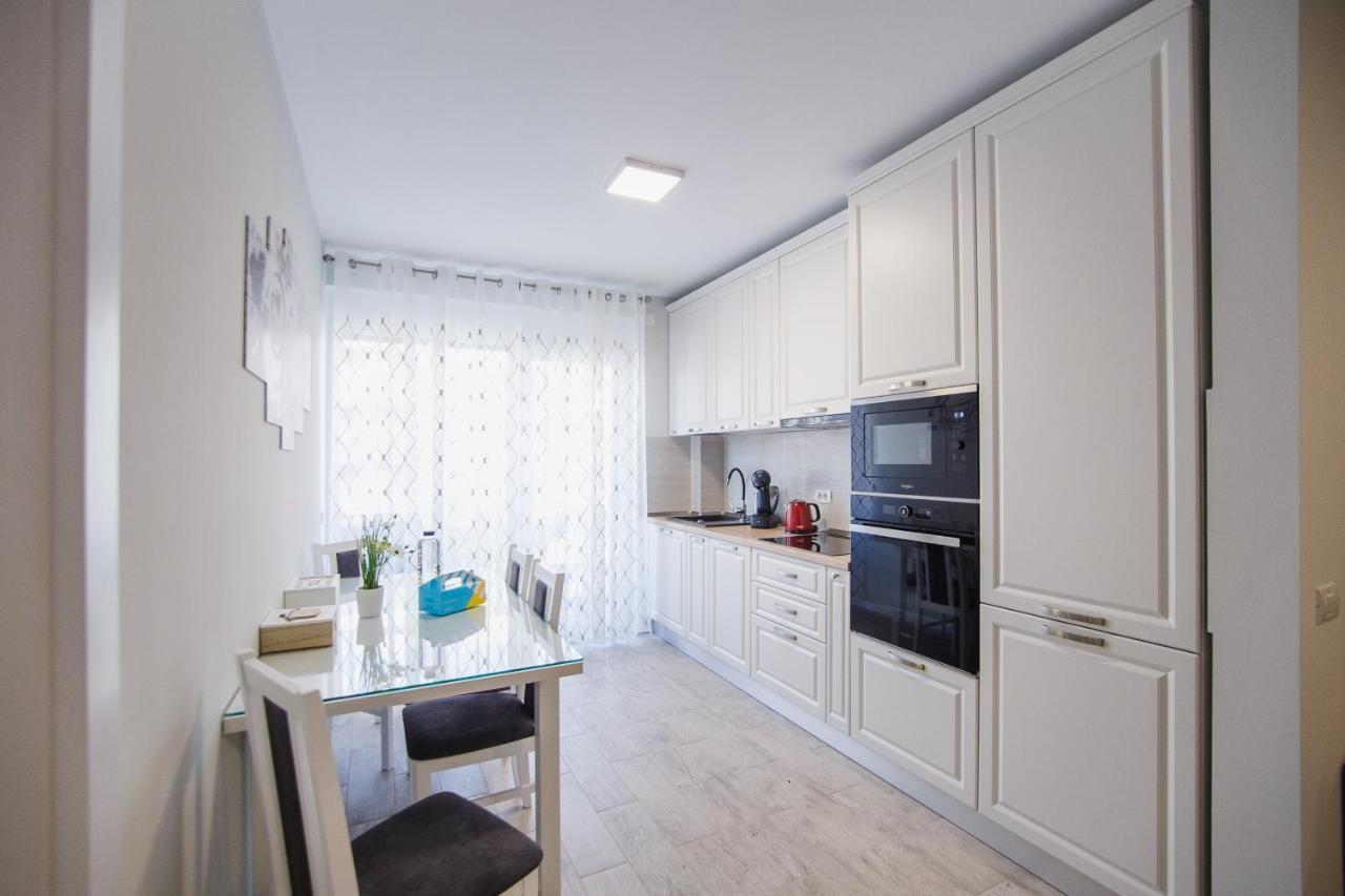 Retreat To A Stylish Home At West Residence オラデア エクステリア 写真