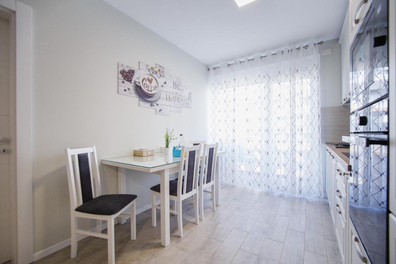 Retreat To A Stylish Home At West Residence オラデア エクステリア 写真