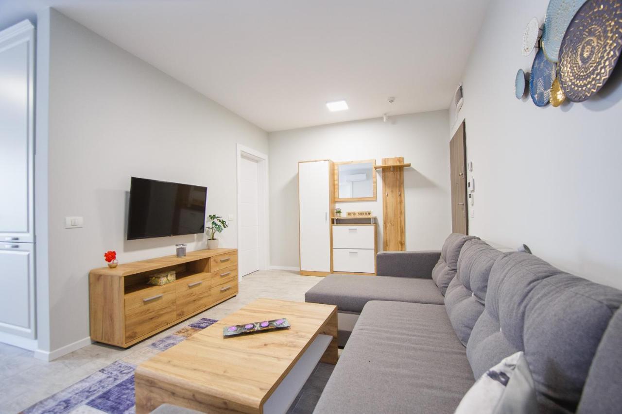 Retreat To A Stylish Home At West Residence オラデア エクステリア 写真