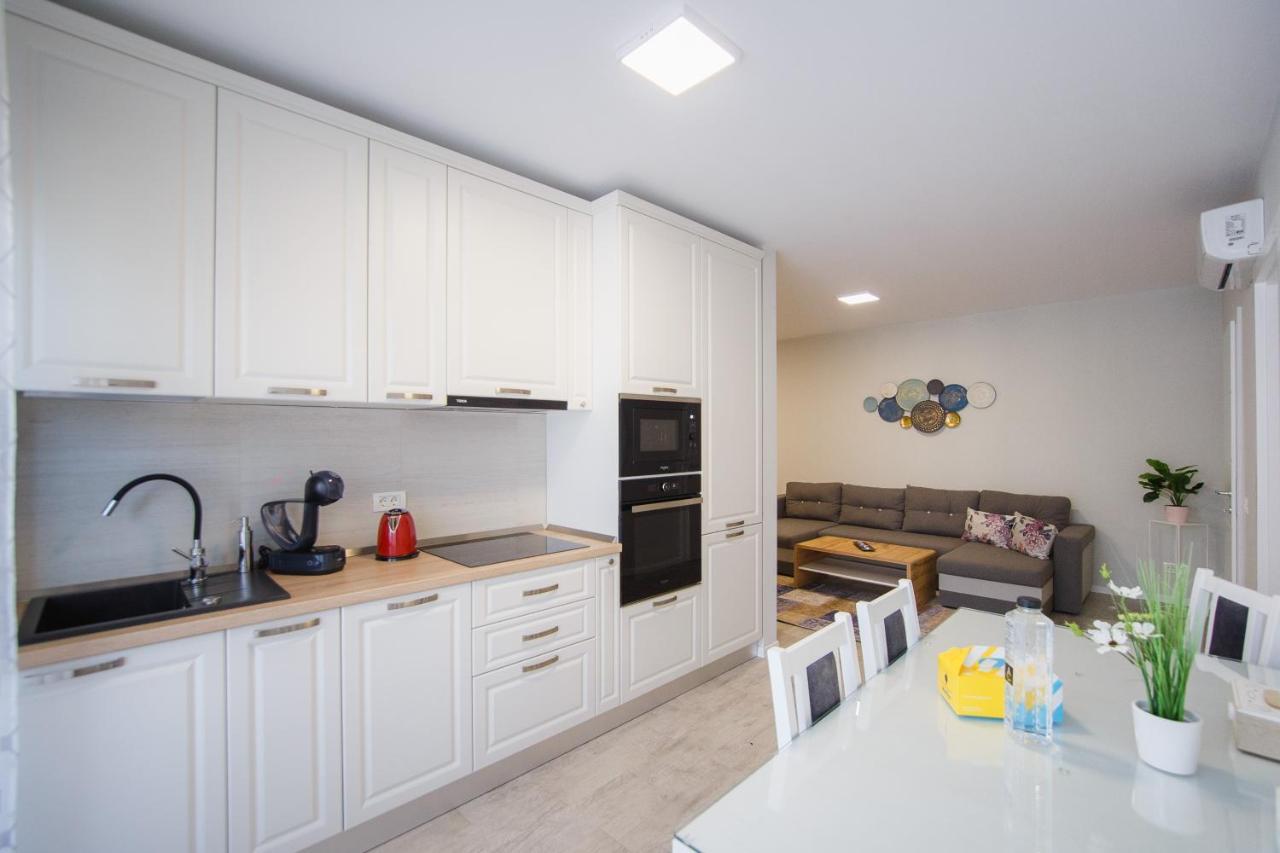 Retreat To A Stylish Home At West Residence オラデア エクステリア 写真